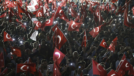 Pirmųjų nepavykusio perversmo metinių Turkijoje minėjimas