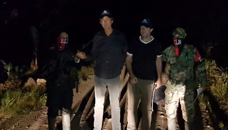  Derkas Johannesas Boltas ir Eugenio Ernestas Marie Follenderis tarp dviejų ELN sukilėlių
