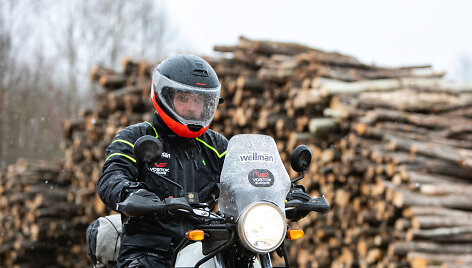 Karolis Mieliauskas motociklu apvažiavo Lietuvą