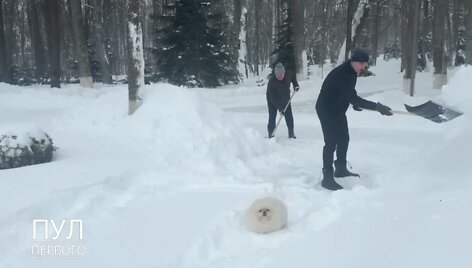 Aliaksandras Luka&scaron;enka su sūnumi atkasinėja savo rezidenciją