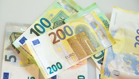 Pristatyti naujosios serijos „Europa“ 100 ir 200 eurų banknotai