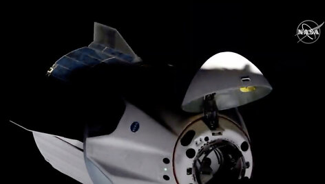 "SpaceX Crew Dragon" artėjimas prie Tarptautinės kosminės stoties