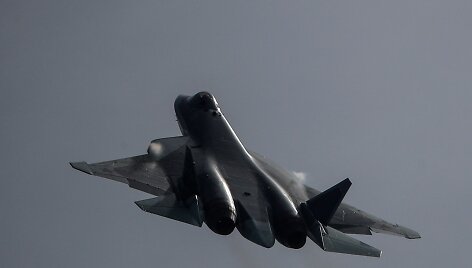 Sukhoi Su-57 kovinis lėktuvas demonstruoja galimybes tarptautiniame forumo metu. / MAXIM SHEMETOV / REUTERS