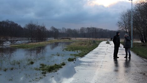 I&scaron;siliejusi i&scaron; krantų Danės upė pasiekė gyventojų namus.