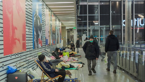 Ukrainiečių pabėgėliai glaudžiasi stotyje