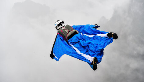 Para&scaron;iutininkas su su specialiu kostiumu (&bdquo;wingsuit&ldquo;)