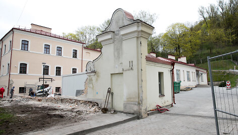 T.Kosciu&scaron;kos gatvėje nugriauti dalis senų vartų