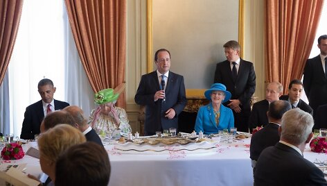 Lyderių pietūs. Kalbą sako &scaron;eimininkas Francois Hollande\'as