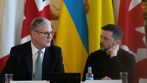 Keiras Starmeris ir Volodymyras Zelenskis / Christophe Ena / via REUTERS
