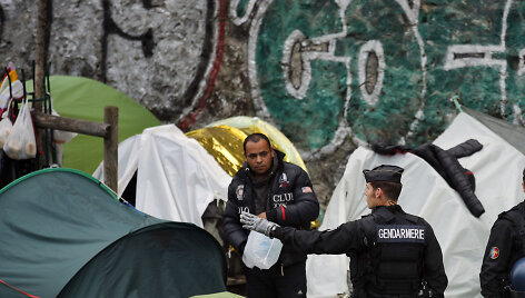 Paryžiaus policija evakuoja žmones i&scaron; dar dviejų migrantų stovyklų