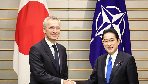 NATO vadovas Jensas Stoltenbergas ir Japonijos ministras pirmininkas Fumio Kishida