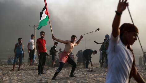 Palestiniečiai protestuotojai prie Gazos Ruožo sienos
