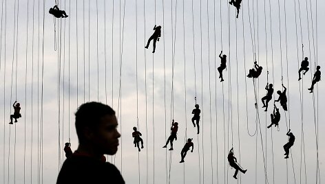 Nuo tilto Brazilijoje virvėmis nu&scaron;okę žmonės