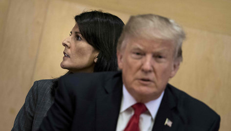 Donaldas Trumpas įtaria, kad Nikki Haley taikosi į jo vietą?