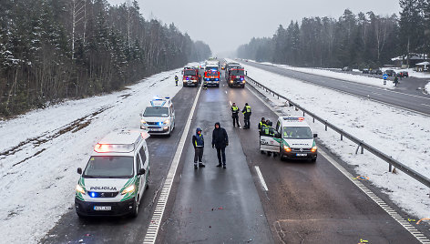 A2 kelyje susidūrė trys automobiliai ir trys vilkikai, uždarytas eismas link Panevėžio