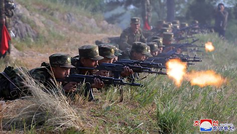 P. Korėjoje pranešama apie Š. Korėjos į Rusijos karą Ukrainoje siunčiamus 12 tūkst. karių / STR / AFP