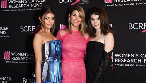 Lori Loughlin su dukromis Olivia Giannulli ir Isabella Rose Giannulli
