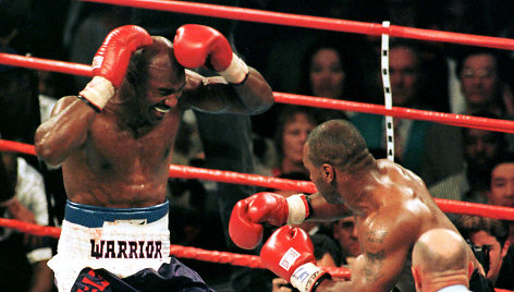 Evanderis Holyfieldas reagavo, kai Mike'as Tysonas nukando jam dalį ausies per kovą 1997 metais Las Vegase.