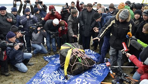 Iš Čebarkulio ežero ištrauktas 570 kg svorio luitas, manoma, yra Čeliabinsko meteorito atplaiša.