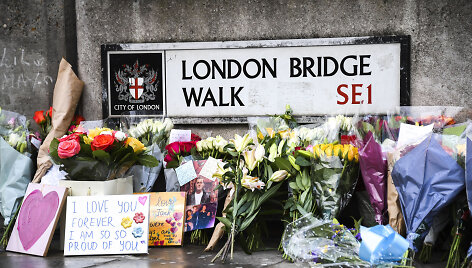 Pagerbiamos i&scaron;puolio ant Londono tilto aukos