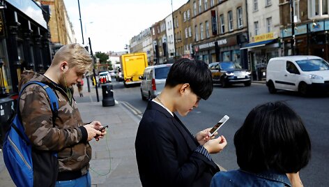 Telefonų ekranai užvaldę Londono gyventojus