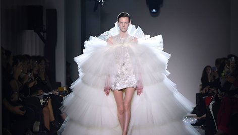 „Giambattista Valli“ 2019 m. pavasario ir vasaros kolekcijos modelis