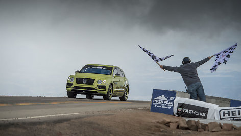 „Bentley Bentayga“ kerta „Pikes Peak“ finišo liniją