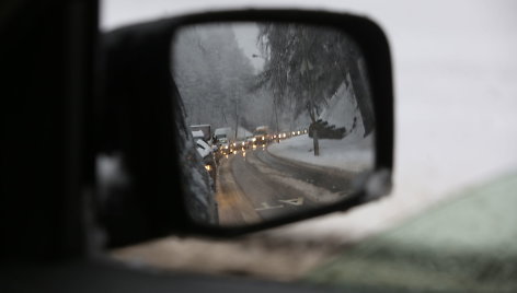 Eismą šalies keliuose sunkina plikledis ir šlapdriba