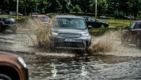 „Land Rover Discovery“ taškosi Vilniaus balose