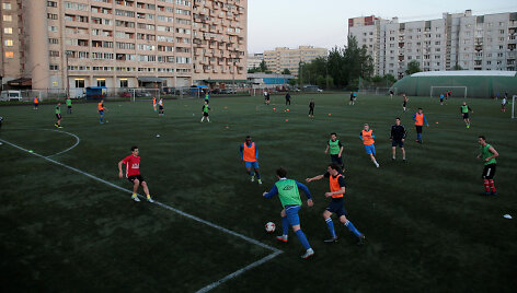 Imigrantai laisvalaikiu žaidžia mėgėjų futbolo klube Rusijoje