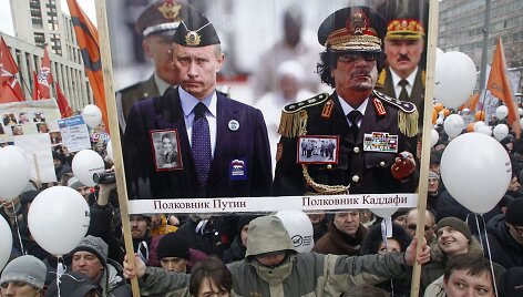Protestas Rusijoje 2011 m. Plakate - Rusijos prezidentas Vladimiras Putinas, buvęs Libijos vadovas Muammaras al-Gaddafis ir Baltarusijos diktatorius Aliaksandras Luka&scaron;enka