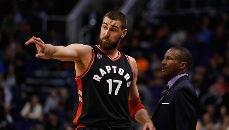 Jonas Valančiūnas ir Dwane'as Casey 