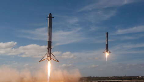 Leidžiasi &scaron;oniniai &bdquo;Falcon Heavy&ldquo; moduliai