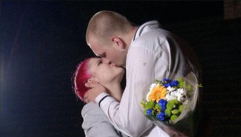&bdquo;2 Barai&ldquo; dalyvis Juozas pasipir&scaron;o mylimajai Darijai 