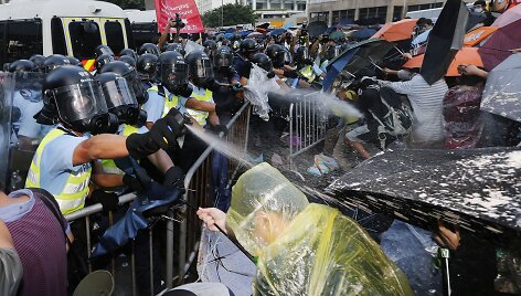 Honkongo policija protestuotojus vaikė a&scaron;arinėmis dujomis.
