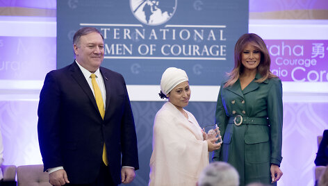 Melania Trump ir Mike'as Pompeo įteikė Tarptautines drąsos premijas