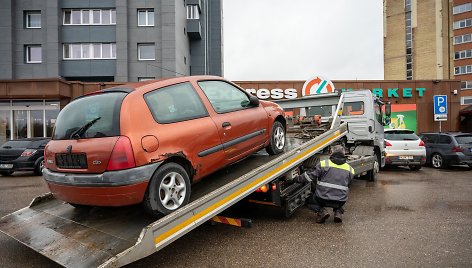 Kaune iš viešų vietų šiemet pašalinti 298 pamiršti automobiliai