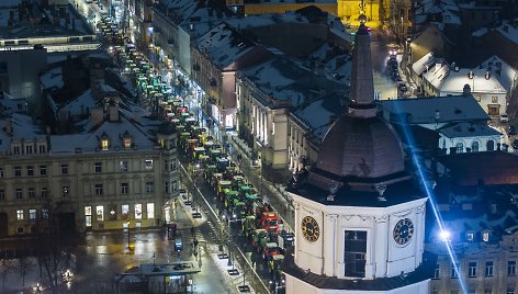 Ūkininkų protesto išvakarėse Gedimino prospekte išrikiuota žemės ūkio technika