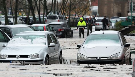 Kai kurie Klaipėdos kiemai tapo pravažiuojami tik visureigiais.