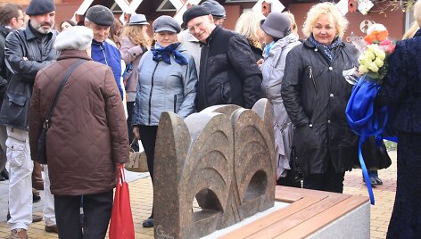 Klaipėdiečiai smalsiai apžiūrinėjo naująją M.Mažvydo alėjos puo&scaron;meną. 