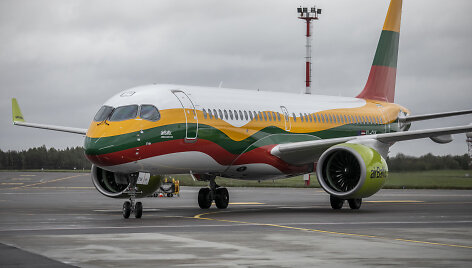 Lietuvos vėliavos spalvomis nudažyto lėktuvo &bdquo;Airbus A220-300&ldquo; pasitikimas Vilniaus oro uoste