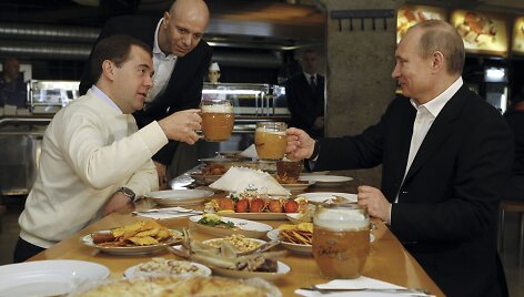 Dmitrijus Medvedevas ir Vladimiras Putinas prie vai&scaron;ių stalo