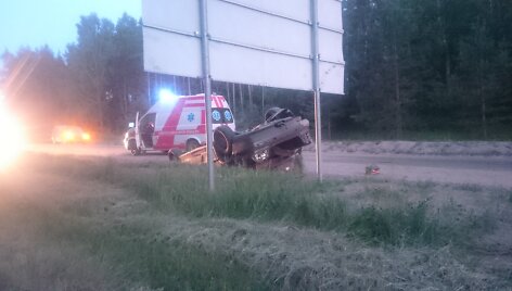 Apvirtęs BMW &scaron;alia Molėtų