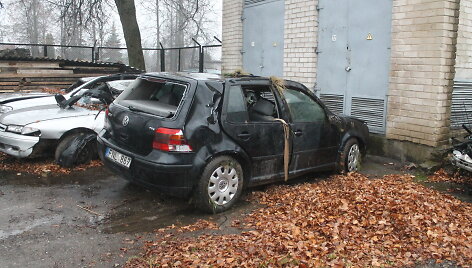 I&scaron; tvenkinio i&scaron;trauktas automobilis