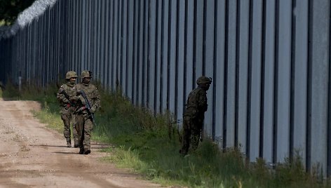 Lenkijos kariai patruliuoja prie Lenkijos-Baltarusijos sienos