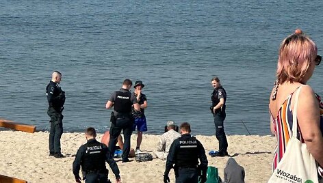 Dvi dienas i&scaron; eilės policijos pareigūnai į paplūdimį vyko raminti tos pačios girtos kompanijos