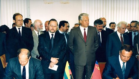Lietuvos UR ministras A. Saudargas ir RF UR ministras A. Kozyrevas pasira&scaron;o Protokolą. Maskva, 1991-07-29 d. 