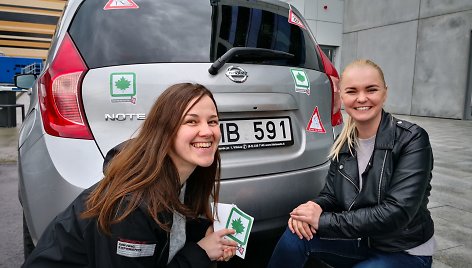 Dina Sergijenko (kairėje), 15min Gazas žurnalistė, ir Olga Židovlenkova, vairavimo instruktorė