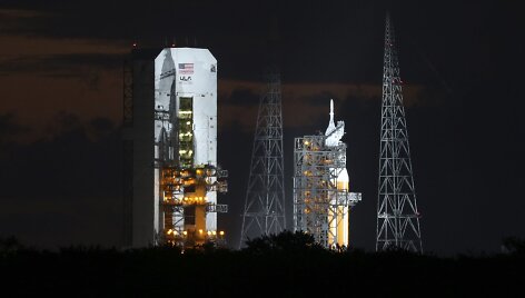 Raketa &bdquo;Delta IV&ldquo; su &bdquo;Orion&ldquo; kapsule prie&scaron; pakilimą.