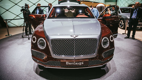 „Bentley“ pagamino hibridinį „Bentayga“, kuriam įkrovos stotelę sukūrė dizaineris